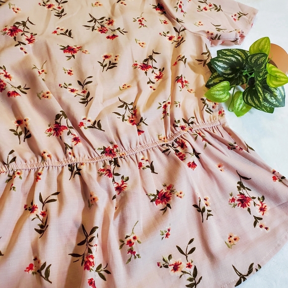 Ditsy Floral Blouse twisted front v-neck - Picture 6 of 6